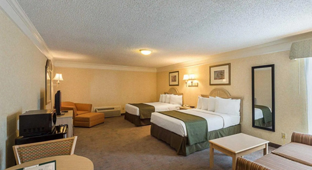 Четырёхместный номер Standard Quality Inn Near Lake Marble Falls