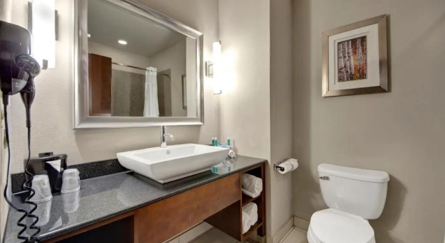 Четырёхместный номер Standard Holiday Inn Express and Suites Oklahoma City North by IHG