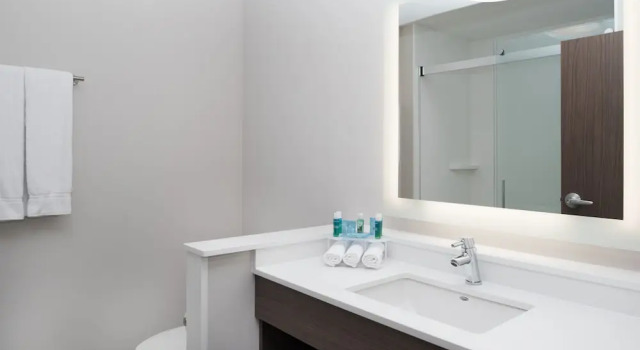 Двухместный люкс Holiday Inn Express & Suites Kingdom City by IHG