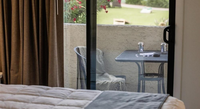Апартаменты c 1 комнатой с балконом Scottsdale's Premium Short Term Getaway, Fully Furnished 1 Bedroom Homes, Free Golf, Cable, Utilities, Wi-fi, Parking, Pool, and Bike Trails- Unit 127 by Redawning