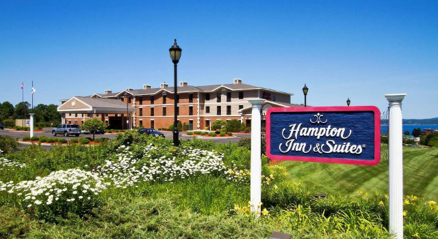 Кровать в общем номере Hampton Inn & Suites Petoskey