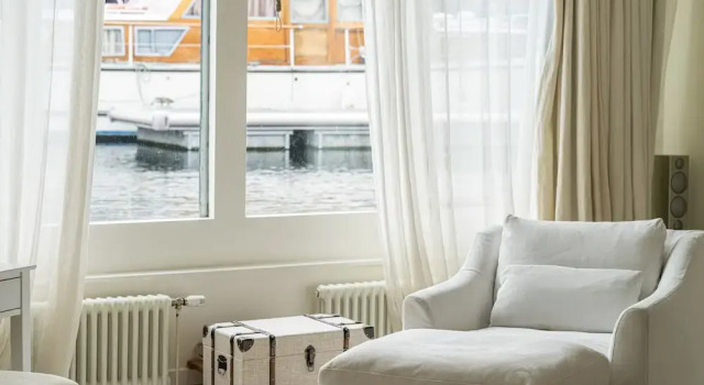 Коттедж JOIVY Stunning 5-Bed Boathouse On The River Thames