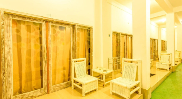 White House by OYO Rooms