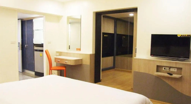 Трёхместный номер Executive Grand Tower Inn Sathorn Hotel