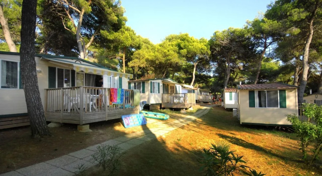 Carefully Furnished Chalet With a Terrace, 10 km. From Pula, Забронировать Шале Коттеджи Баньоле, Коттедж
