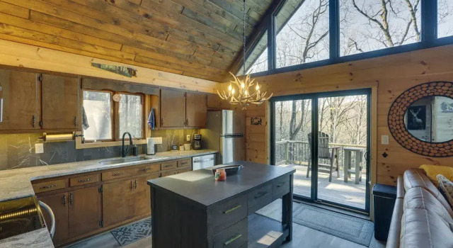 Коттедж с 3 комнатами Deep Gap Cabin w/ 2 Decks & Community Amenities!