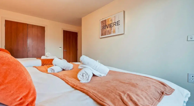 1 Bed Apartment Sleeps 5 - Balcony - Wifi & Tv