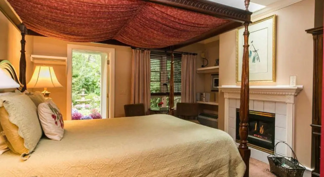 Hidden Garden Cottages & Suites, Book Hotel Hoteller i Saugatuck med parkering, Parkering