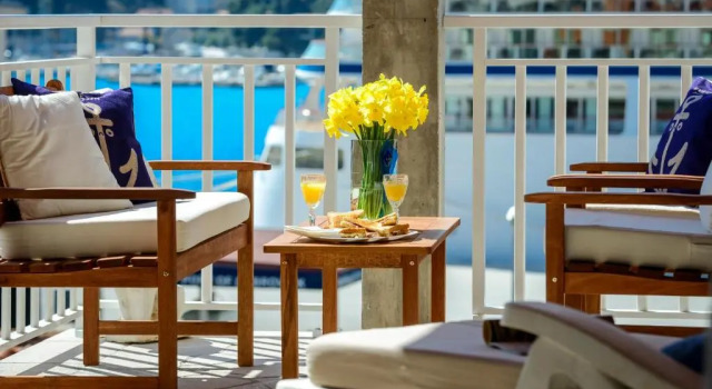 Lorelai Apartments