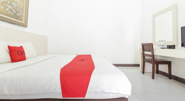 La Mega Hotel Cirebon by Reddoorz, Book Hotel North Cirebon West Java