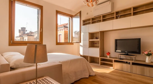 Апартаменты c 1 комнатой с балконом Sunny Canal View in Venice Chic Movida