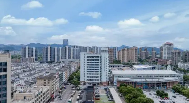 Elong Deluxe International Hotel (Tiantai Mountain High-speed Railway Station)