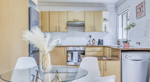 The Cottage-1 Bed-pool-bbq-fibre-solar-samrand, Boek Appartement Midrand 