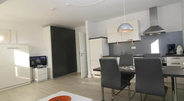 Ferienwohnung Schössler 1, Забронировать Отель Отели Хёрнум с парковкой, рядом с Восточный пляж города Хернум, Парковка