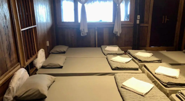 Кровать в общем номере Pu Luong Jungle Lodge