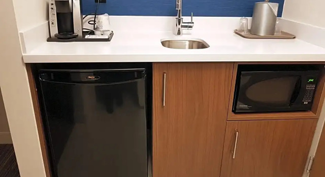 Четырёхместный люкс c 1 комнатой Holiday Inn Express and Suites Surrey by IHG