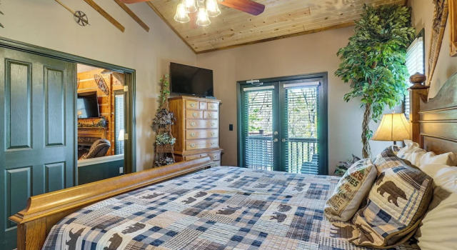 4 Mi to Gatlinburg Strip: Serene Cabin w/ Hot Tub!