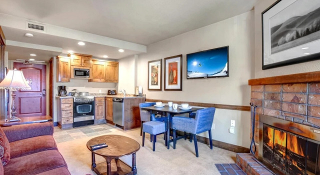 K B M Resorts- Cbi-205 Upgraded 1bd, Wood Fireplace, Full Kitchen, Wifi, Walk to Slopes!