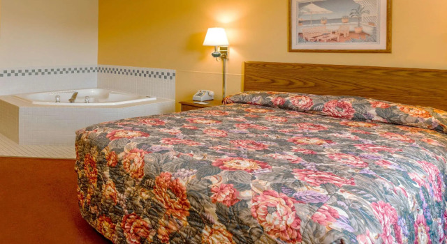 Двухместный люкс c 1 комнатой Super 8 by Wyndham Watertown WI