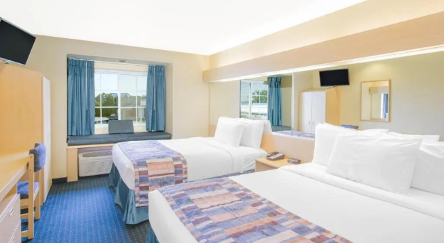 Четырёхместный номер Standard Microtel Inn & Suites by Wyndham Albertville