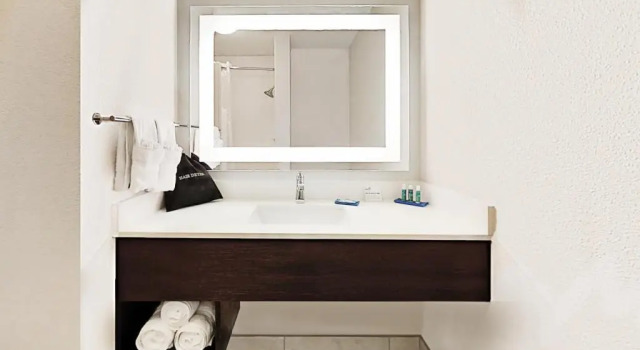 Run of House Holiday Inn Express New Orleans East by IHG