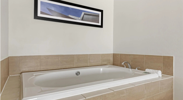 Четырёхместный люкс с видом на бассейн Executive Residency By Best Western Denver East