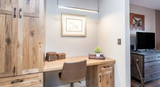 Ground Floor W/ River Trail Patio + Walk To Chair 7! Viking Lodge 116 1 Bedroom Condo by RedAwning, Забронировать Апартаменты/квартира Апартаменты Теллурайд, рядом с Oak Street Lift, Апартаменты/квартира