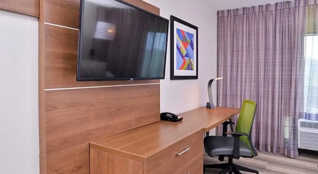 Run of House Holiday Inn Express Hotel & Suites Elgin by IHG
