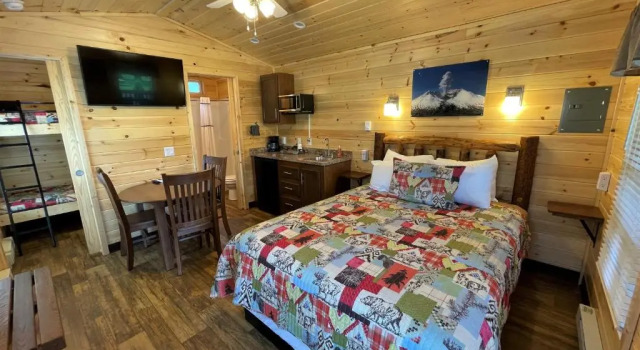 Lone Fir Resort, Book Ferieresort Hoteller i Cougar med pool, Swimmingpool