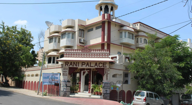 Hotel Rani Palace at Lake Fatehsagar, Забронировать Отель Отели штата Раджастхана с парковкой, Парковка