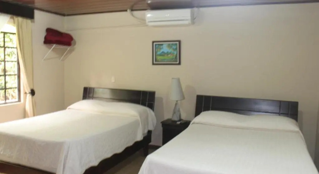 Четырёхместный номер Standard Hotel Santa Maria Inn