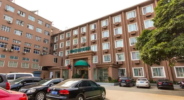GreenTree Inn Zhengzhou Train Station Renmin Park Shell Hotel, Rezerwuj Hotel Hotele w Czengczou z parkingiem, Parking