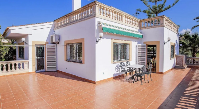 Spacious House in Quiet Residential Area With Private Pool, Terraces and BBQ