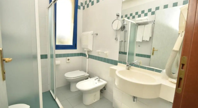Четырёхместный номер Standard с балконом Hotel Thea