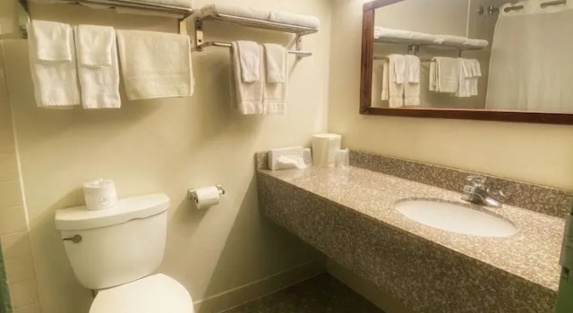 Четырёхместный номер Standard с видом на внутренний двор Galesburg Extended Stay I 74 Newly Renovated