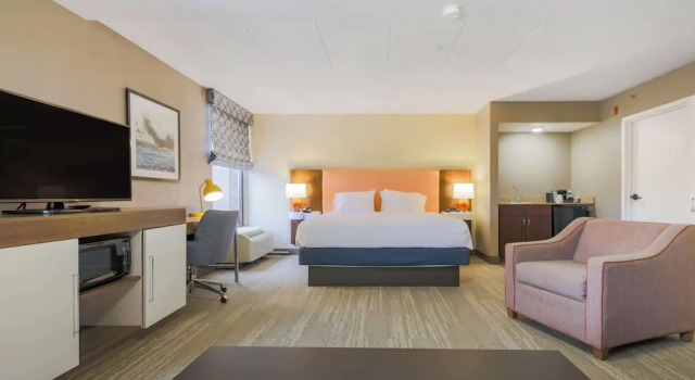 Полулюкс Hampton Inn Fall River/Westport