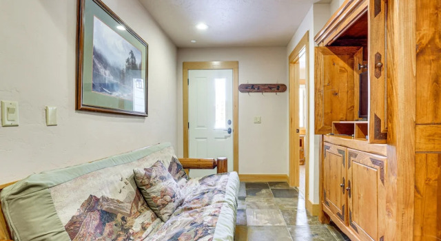 Serene Home w/ Private Hot Tub in Silverthorne, Rezerwuj Dom wakacyjny Hotele w Vail Ski z parkingiem, Parking