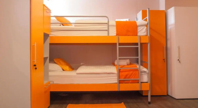 Кровать в общем номере Botel Marina