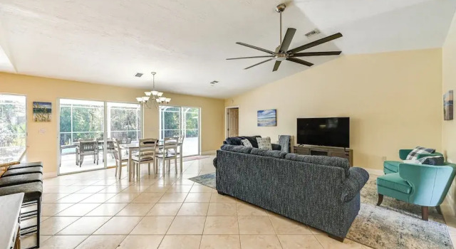 Hot Tub & Outdoor Pool: Bonita Springs Getaway!