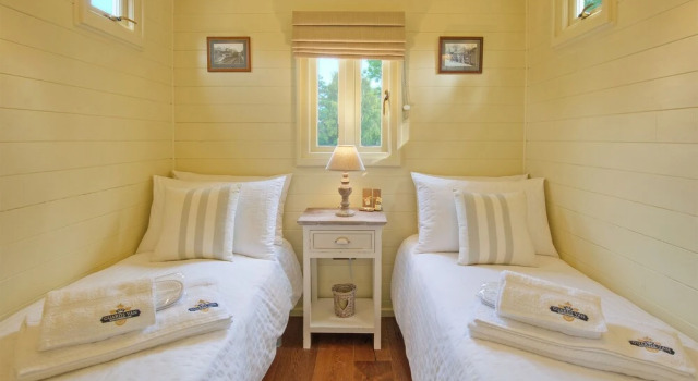 Quirky & Stylish Railway Carriage for 2, Забронировать Отель Отели Шотландских границ с парковкой, Парковка