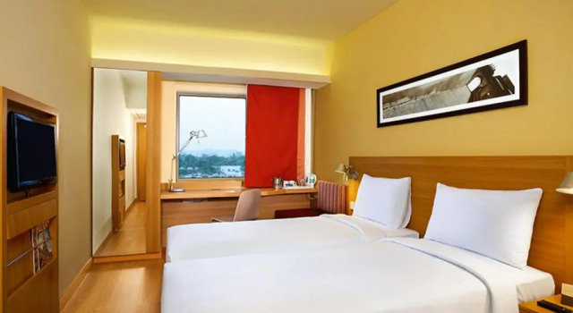 Кровать в общем номере ibis Hyderabad Hitec City - An Accor Brand