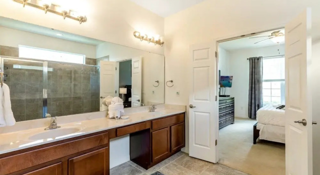 Fabulous 5 bed Villa With South West Facing Pool and spa Overlooking Water and Conservation - 494, Buchen Sie Resort SPA-Hotels in Poinciana, SPA