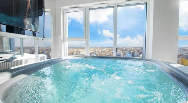 Номер Luxury Amber & Wood 5 min to Old Town Parking River View & Balcony by UniqueRent