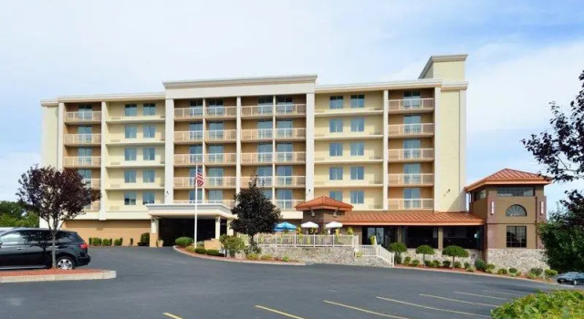 Кровать в общем номере Best Western Plus Waltham Boston
