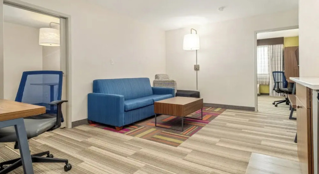 Люкс c 1 комнатой Holiday Inn Express & Suites Medicine Hat by IHG