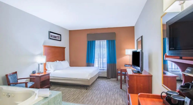 Двухместный номер Deluxe Holiday Inn Express Hotel & Suites Brattleboro by IHG