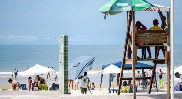 MELHOR ESCOLHA - 90 metros da Beira Mar - 2 Quartos com AR CONDICIONADOS SPLIT, Air Fryer, Wi-Fi, Disney Plus, Star Plus, HBO Max, Cadeiras de Praia, Caixa Térmica - 7 pessoas - Perto de tudo, Забронировать Отель Гуарапари Эспириту-Санту, рядом с Пляж Адвентистас