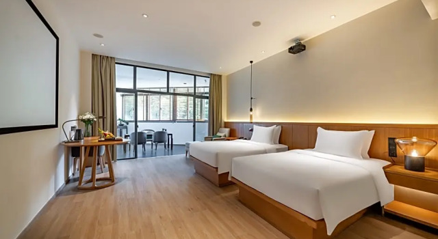 Четырёхместный номер Premium Holiday Inn Wuyi Mountain Water Village
