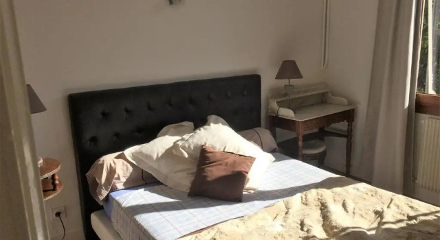 La Ferme aux Biches, Book Hotel Hoteller i Commelle-Vernay med parkering, Parkering