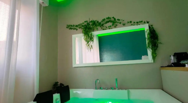 Апартаменты Deluxe Lush Escape Suites - hottube and sauna